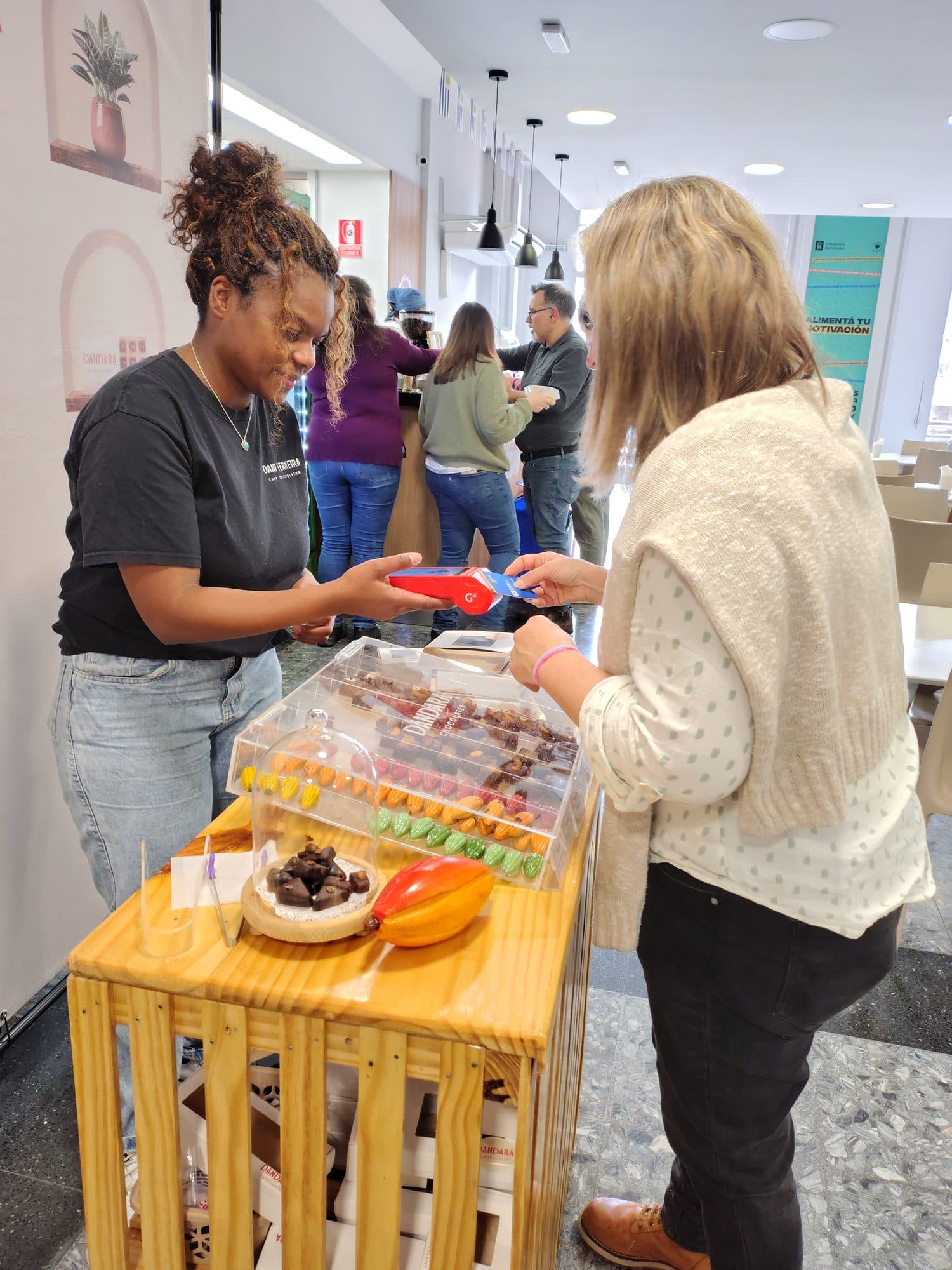 Clienta eligiendo bombones en la Pop-Up Boutique